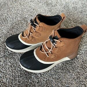 Sorel Out n About boot - youth 5, also fits womens 6-6.5